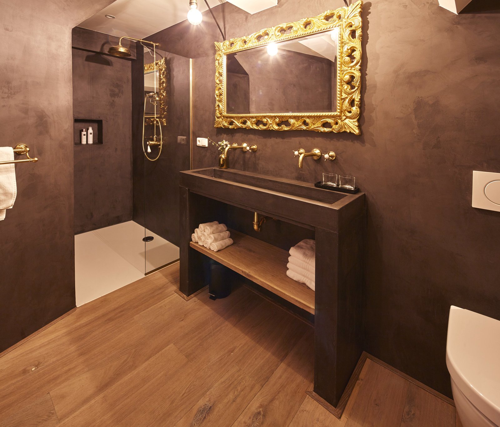 Second bathroom in black and gold